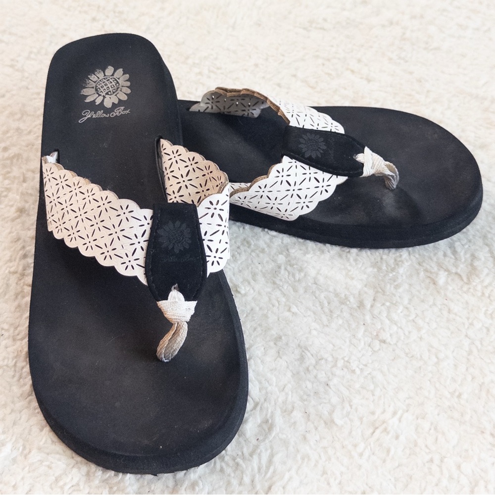 Yellow Box White Cutout Faux Leather Flip Flops Women’s Size 8 - Picture 8 of 8